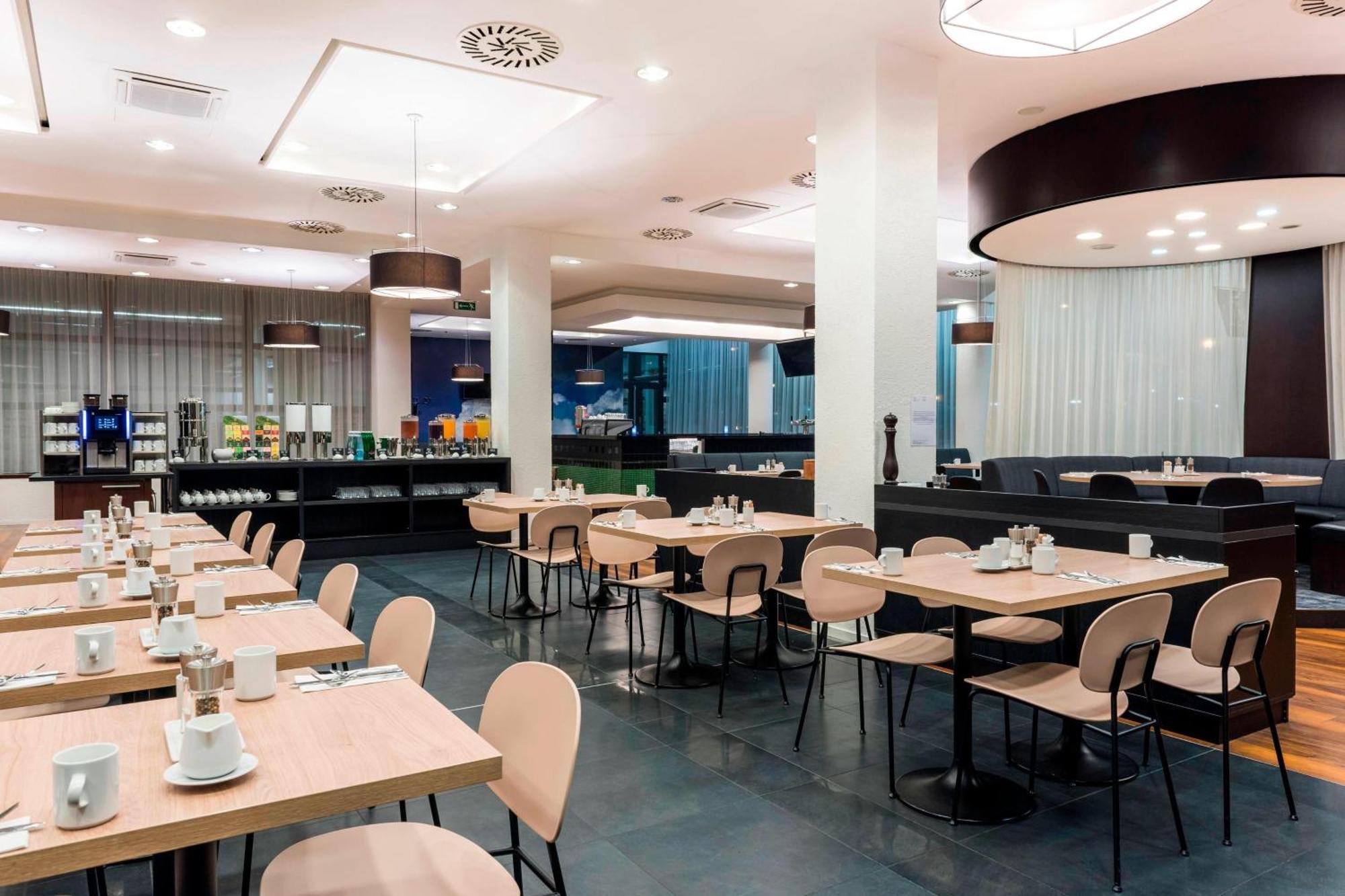 Courtyard By Marriott Airport Hotel Prag