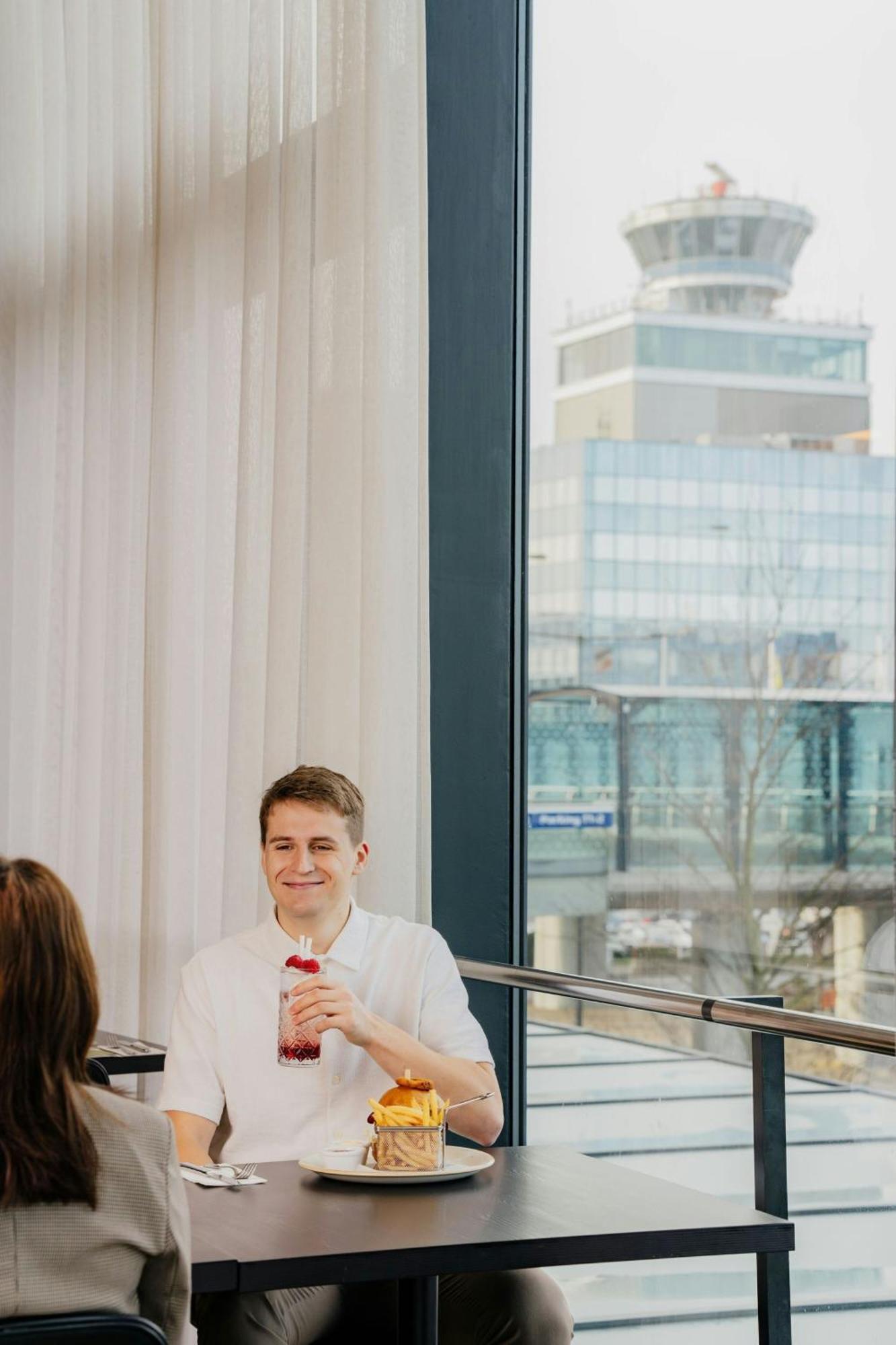 Courtyard By Marriott Airport Hotel Prag
